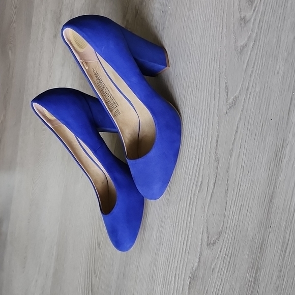 Old Navy Blue Suede Heel Shoe. Size 9 - Picture 4 of 4